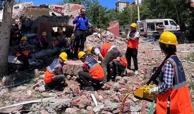 Tunceli’de öğretmenlere depremde arama kurtarma eğitimi ve tatbikatı