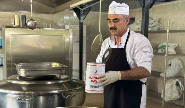 Türk Kızılay, Türkiye’de kestiği kurban etinden kalan kısmı günde 50 bin kişiye yemekle ulaştırıyor