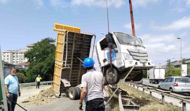 Ümraniye’de hafriyat yüklü kamyon refüje çıktı