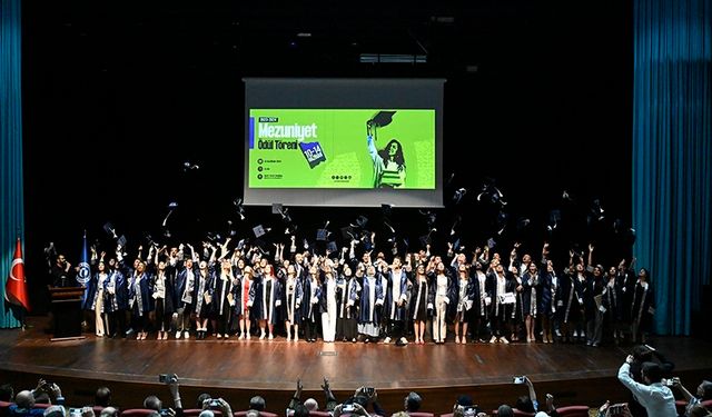 Uşak Üniversitesi 7 bin mezununu mesleki yaşama coşkuyla uğurladı