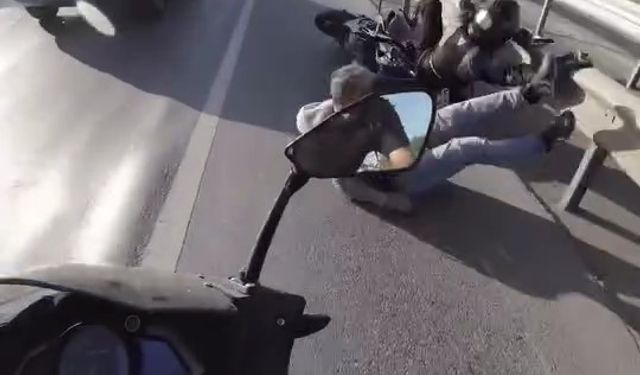 Üsküdar’da akan trafikte karşıya geçmek istedi, motosiklet çarptı