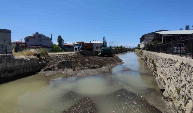 Uzmanlardan Akköprü deresinde çalışma yapan iş makinelerine tepki