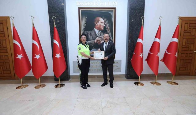 Vali Aksoy, yolculara emniyet kemeri uyarısı yapan polise başarı belgesi verdi