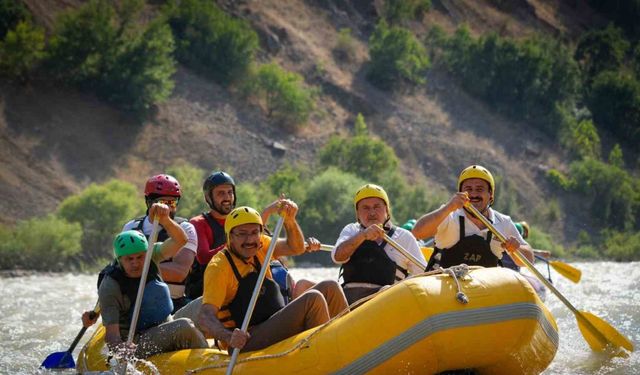 Vali Ali Çelik, Zap Suyu’nda gençlerle rafting yaptı