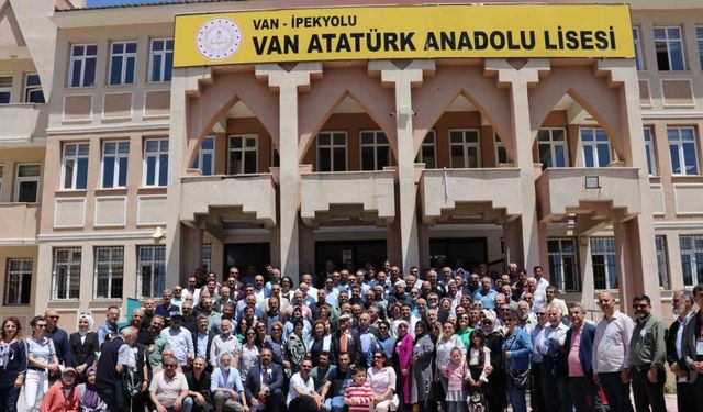 Van Atatürk Lisesi mezunları bir araya geldi