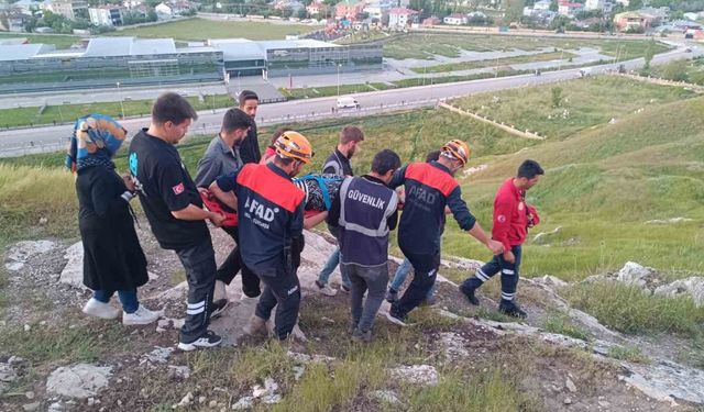 Van Kalesi’nde fotoğraf çektirmek isterken aşağı düştü