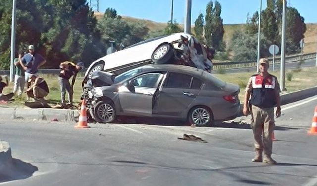 Van’da çarpışan araçlar üst üste çıktı: 1 yaralı