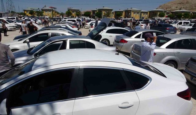 Van’da Kurban Bayramı arefesinde açık oto pazarında yoğunluk