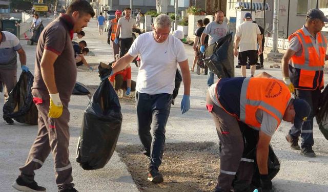 Vatandaşın kirlettiği sahilleri Belediye Başkanı temizledi