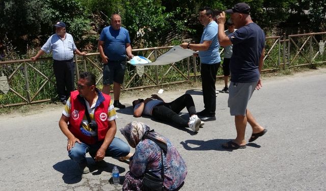 Yaralıları güneşten etkilenmemesi için otomobil güneşliği ile korumaya çalıştılar