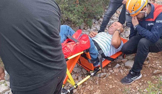 Yayladan dönerken düşerek yaralanan yaşlı adamı AFAD ekibi kurtardı