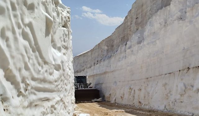 Yaz mevsiminde 8 metrelik kar tünelleri