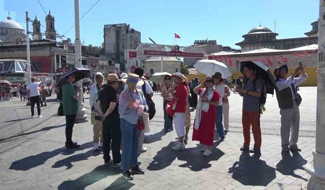 Yerli ve yabancı turistler sıcak havaya rağmen Taksim’e akın etti