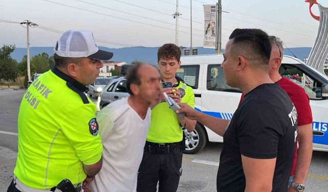 Yol kenarına tuvaletini yapan alkollü sürücü polise yakalandı: Ehliyetine el konuldu