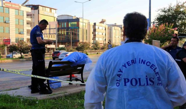 Yol kenarındaki bankta ölü bulundu