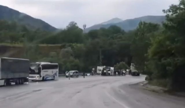Yolcu otobüsü tırla çarpıştı: 2 ölü, 4’ü ağır 30 yaralı
