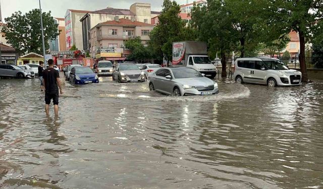 Yozgat Yerköy’de sağanak yağış sonrası yollar göle döndü