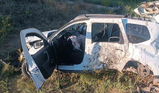 Yüksekova-Van Karayolu’nda yürekleri ağza getiren kaza: 3 kişi ölümden döndü