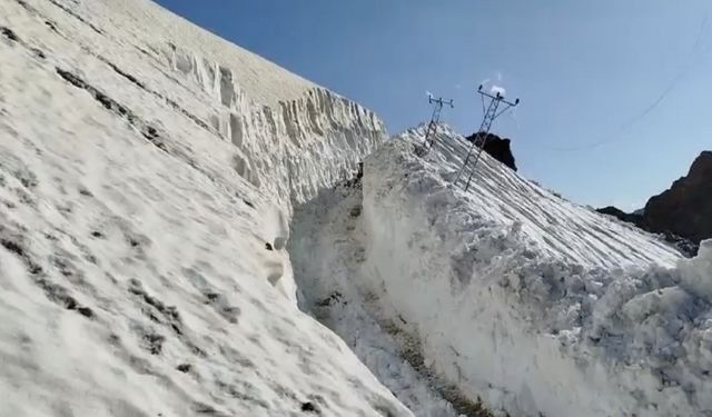 Yüksekova’da haziran ayında 8 metrelik kar tünelleri