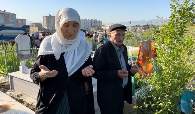 Yüksekova’da vatandaşlar bayram namazı sonrası mezarlıklara akın etti