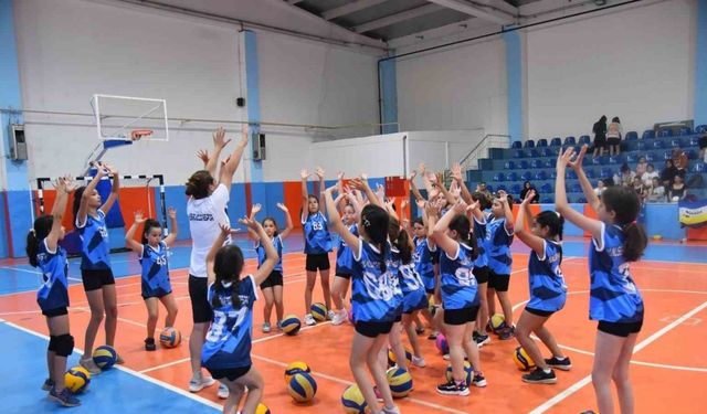 Yunusemre’de yaz spor okulu voleybol kursları yoğun ilgi görüyor