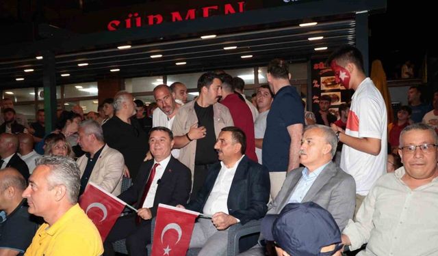 Zonguldak’ta dev ekranda milli maç coşkusu yaşadılar