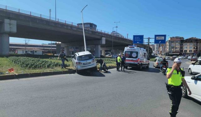 Zonguldak’ta otomobil direğe çarptı: 4 yaralı
