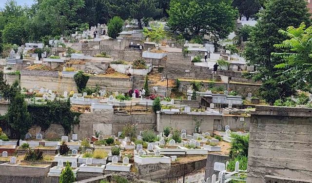 Zonguldak’ta vatandaşlar arife günü mezarlık ziyaretleri yaptı