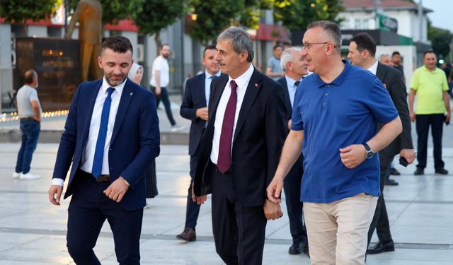 Alemdar, Demokrasi Meydanı'nda Vatandaşlarla Buluştu