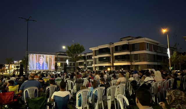 Serdivan'da Açık Hava Sinema Keyfi Sürüyor