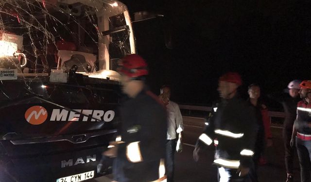 Anadolu Otoyolu'nun Sakarya kesiminde otobüs ve tırın karıştığı kaza ulaşımı aksattı