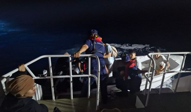 Ayvalık açıklarında 15 düzensiz göçmen yakalandı