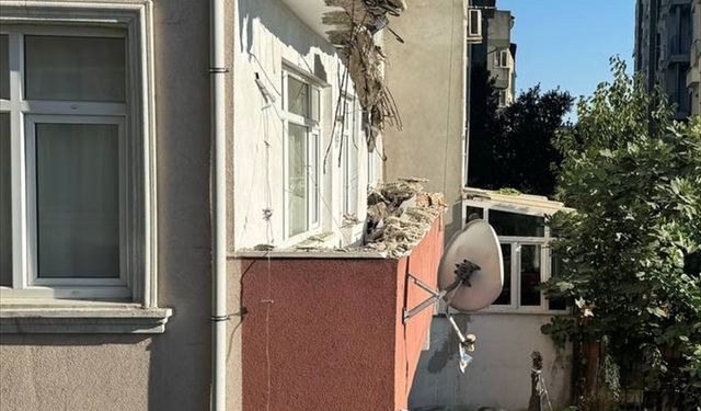 Bayrampaşa'da balkonu çöken bina tahliye edildi