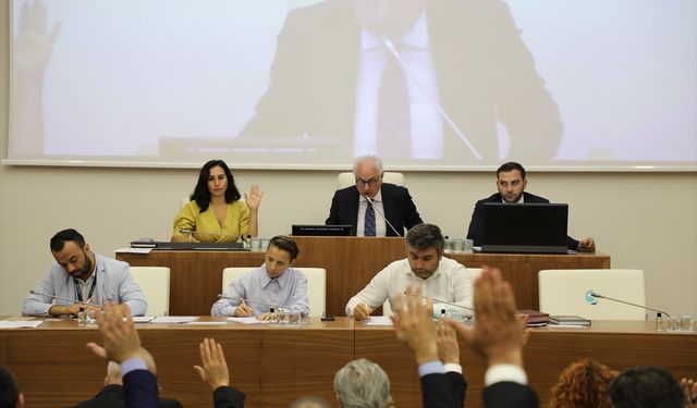 Beykoz Belediye Meclisi'nde belediyeye asılan borç afişi tartışıldı