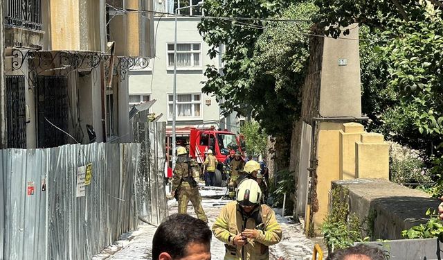 Beyoğlu'nda metruk binada çıkan yangına müdahale ediliyor