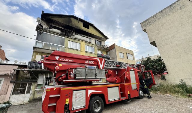 Bursa'da 3 katlı binadaki bir dairede çıkan yangın söndürüldü