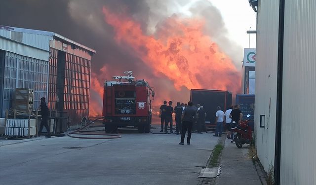 Bursa'da kereste imalathanesinde çıkan yangına müdahale ediliyor
