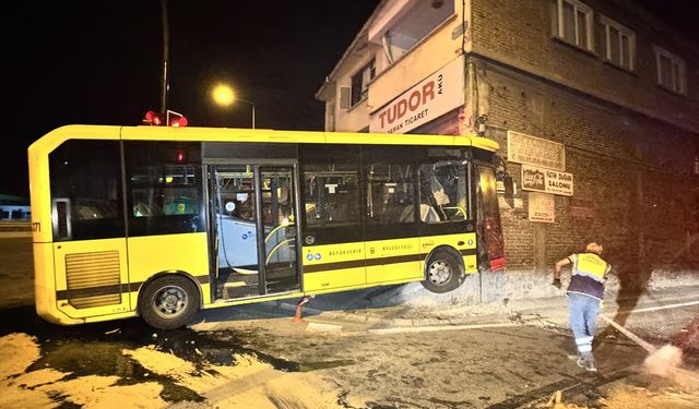 Bursa'da oto tamir dükkanına çarpan belediye otobüsünün sürücüsü yaralandı