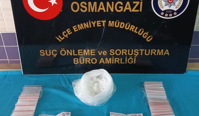 Bursa'da polisten kaçarken kaza yapan zanlının çantasından uyuşturucu çıktı