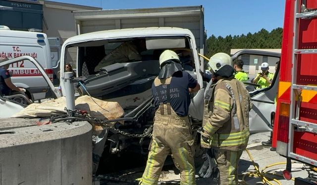 Çekmeköy'deki gişelerde beton bariyere çarpan kamyonetteki 3 kişi yaralandı