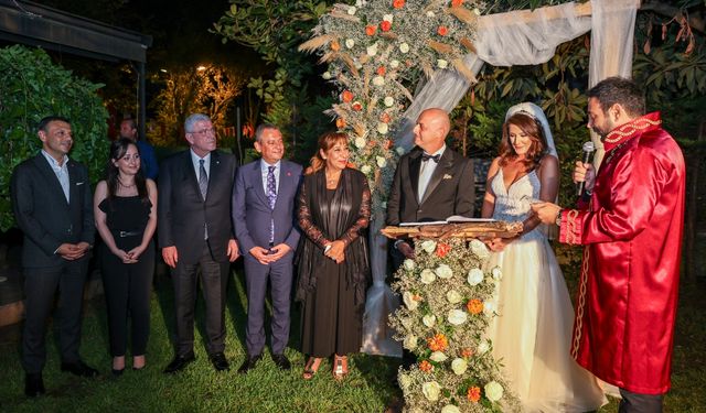 CHP Genel Başkanı Özel, İYİ Parti İzmir Milletvekili Özlale'nin düğününe katıldı