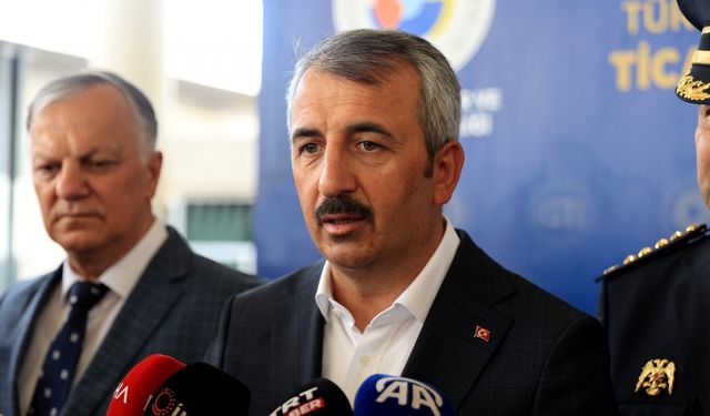 Edirne Valisi Sezer Kapıkule'den yolcu ve araç girişinde dün rekor kırıldığını belirtti