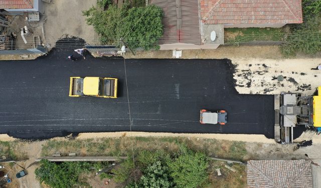 Edirne'de köy yolları uzun ömürlü ve konforlu sıcak asfaltla kaplanıyor
