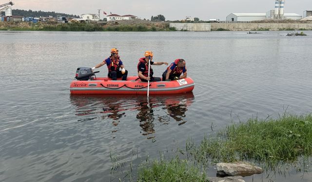 Edirne'de Meriç Nehri'ne giren 2 genç kayboldu