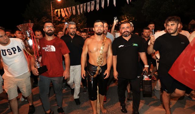 Edirne'de vatandaşları selamlayan Zeybek, "pehlivan hamamı" geleneğini sürdürdü