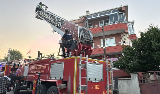 Edirne'de yangın çıkan apartmanda mahsur kalan 3 kişiyi itfaiye kurtardı