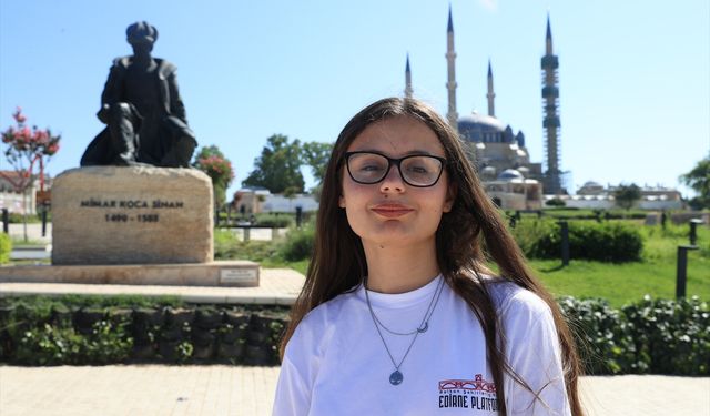 Edirne'deki yaz kampına katılan Balkanlar'da yaşayan öğrenciler Selimiye Camisi'ni gezdi