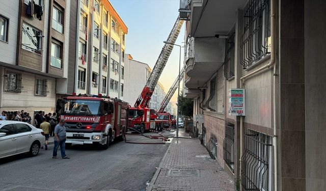 Esenyurt'ta 5 katlı binanın çatısında çıkan yangın söndürüldü