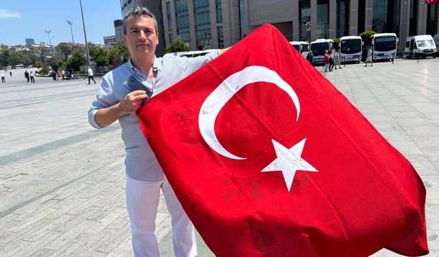 FETÖ'NÜN DARBE GİRİŞİMİNİN 8. YILI - 15 Temmuz gazisi kanlı Türk bayrağını torunları için saklıyor