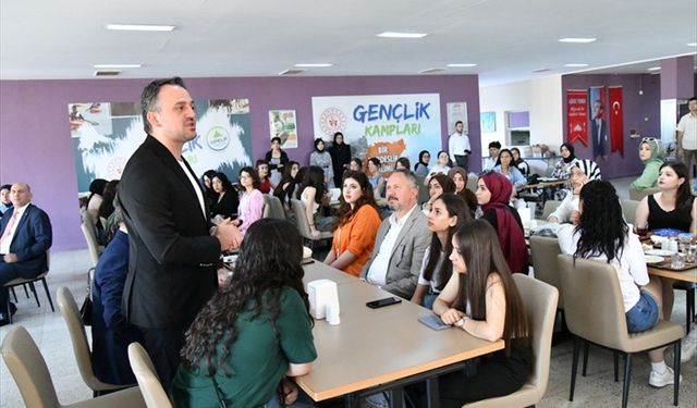 Gençlik ve Spor Bakan Yardımcısı Eminoğlu, Tekirdağ'da gençlerle bir araya geldi